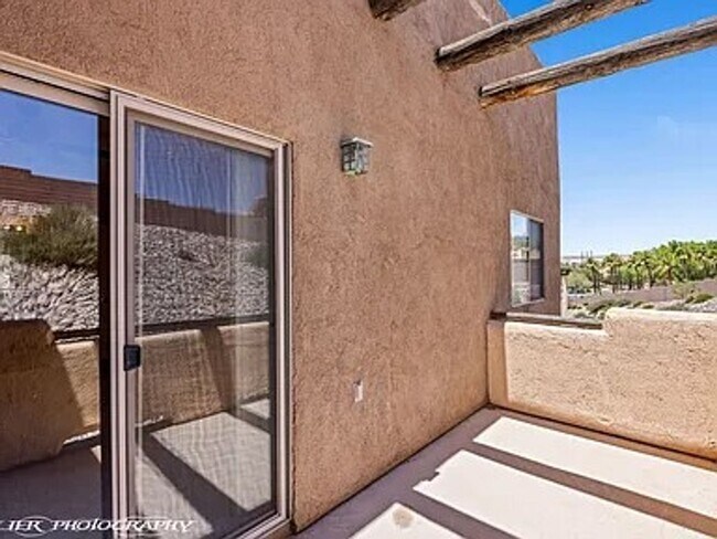 Building Photo - APPLICATION PENDING- Spacious & Move-In Re...
