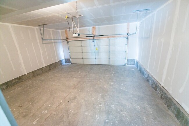 Building Photo - Townhome with 2-Car Garage!