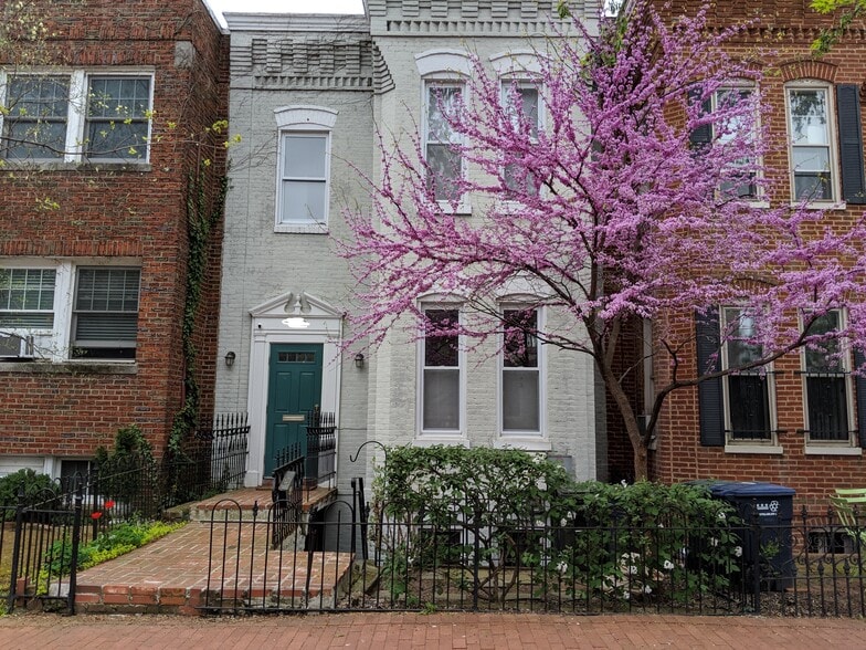 Front of House - 419 A St NE