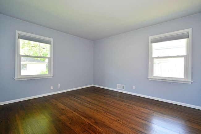 Building Photo - Clean & Updated One-Level Living in Robbin...