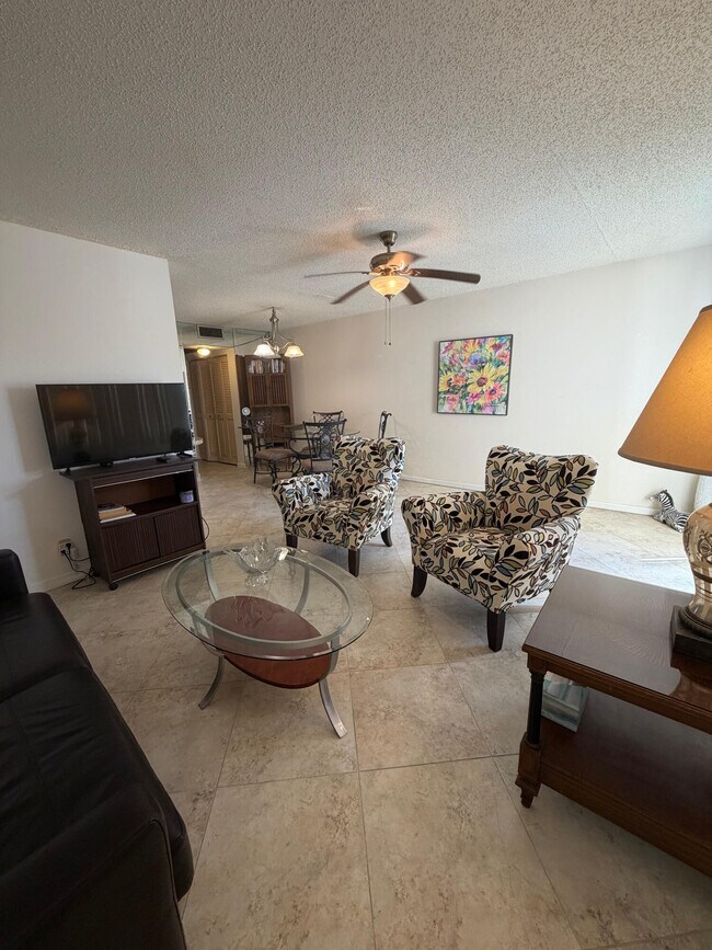 Building Photo - 3058 Ainslie Dr