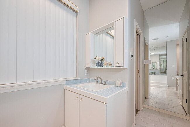 Building Photo - 3 River Hollow Ln