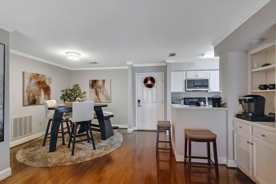 Building Photo - 3104 Pine Heights Dr NE