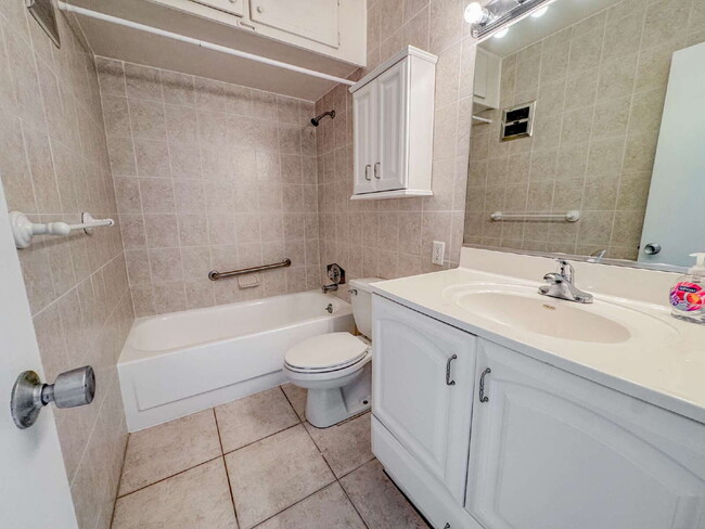 Building Photo - Downtown Sarasota! 55+ community! Beaches and shopping nearby! Partially Furnished available!