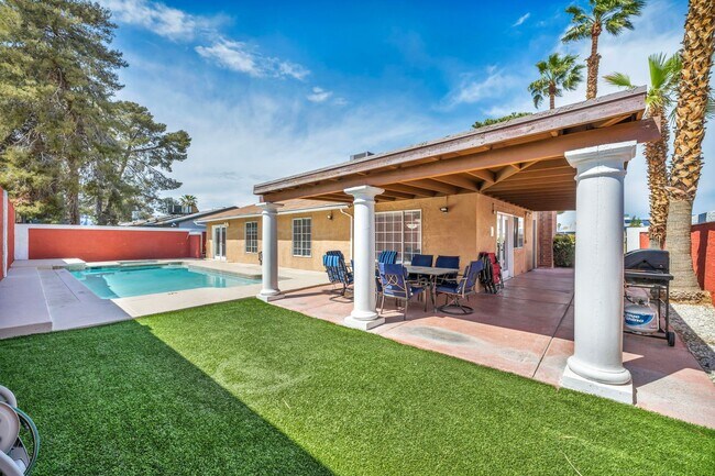 Building Photo - 3 Bed FULLY FURNISHED Pool Home