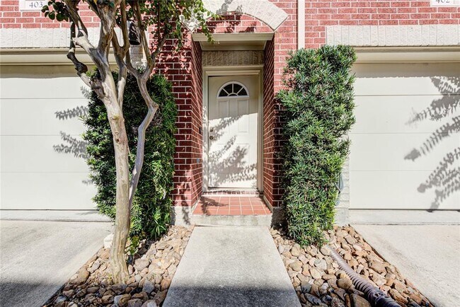 Building Photo - 8715 Meadowcroft Dr