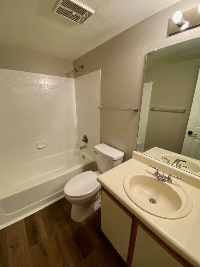 Building Photo - Spacious 3 Bed, 2.5 Bath  2 Story Condo in...