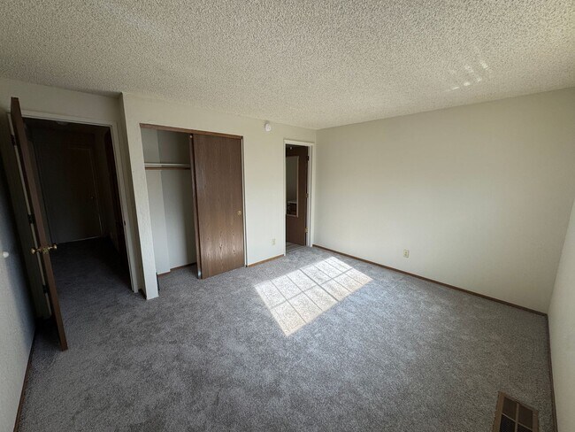 Building Photo - 1675 Round Mountain Cir