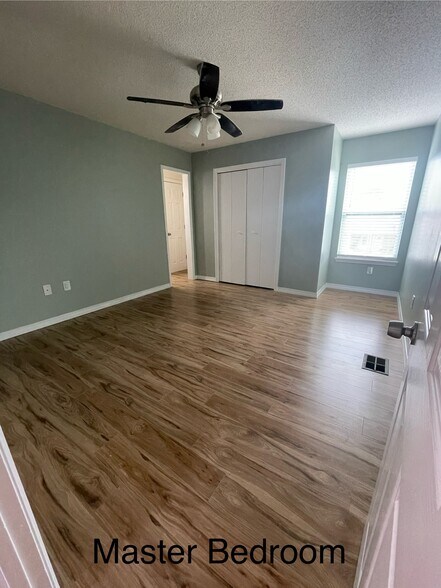 Building Photo - 1814 Whispering Oaks Ln