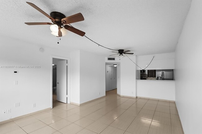 Building Photo - 10167 Twin Lakes Dr