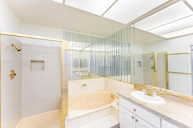 Building Photo - Beautiful Ground Level 2 Bedroom, 2 Bathroom Condo Available Now in Lake Forest!