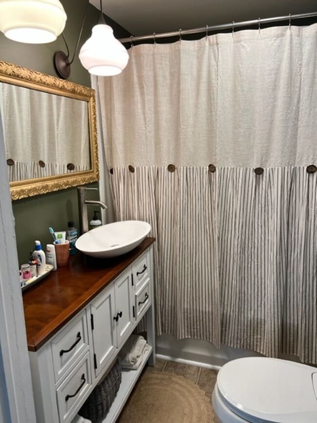 Building Photo - 208 N Lewis St