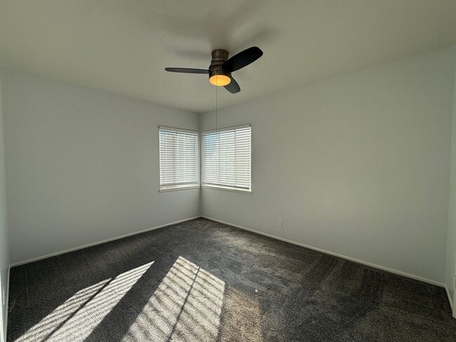 Building Photo - 3 Bed 1 1/2 Bath Updated Home