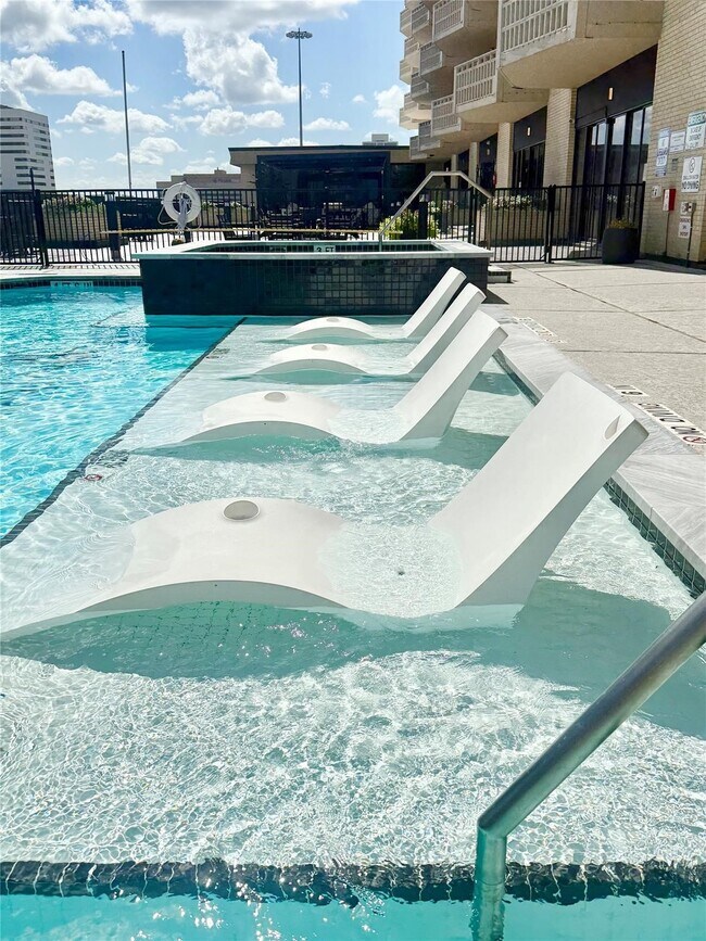 Building Photo - 2016 Main St