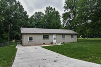 Building Photo - Pet Friendly Three Bedroom!