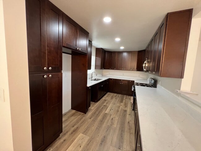 Building Photo - Spacious Remodeled 4 Bedroom/3 bath Home with Bonus Room