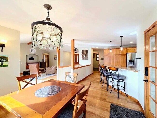 Building Photo - Gorgeous 4 Bed, 3 Bath Home w/ STUNNING RIVER FRONT VIEWS!!