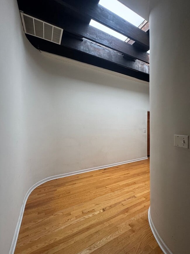 Building Photo - 916 W Belmont Ave