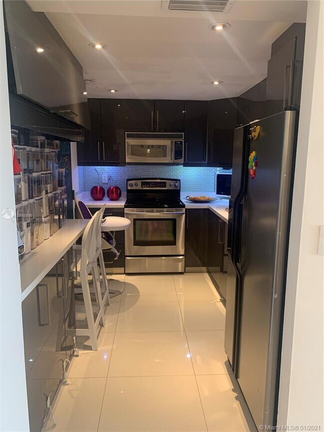 Building Photo - 2333 Brickell Ave