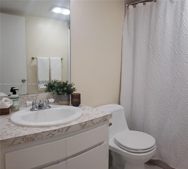 Building Photo - 550 Oaks Ln