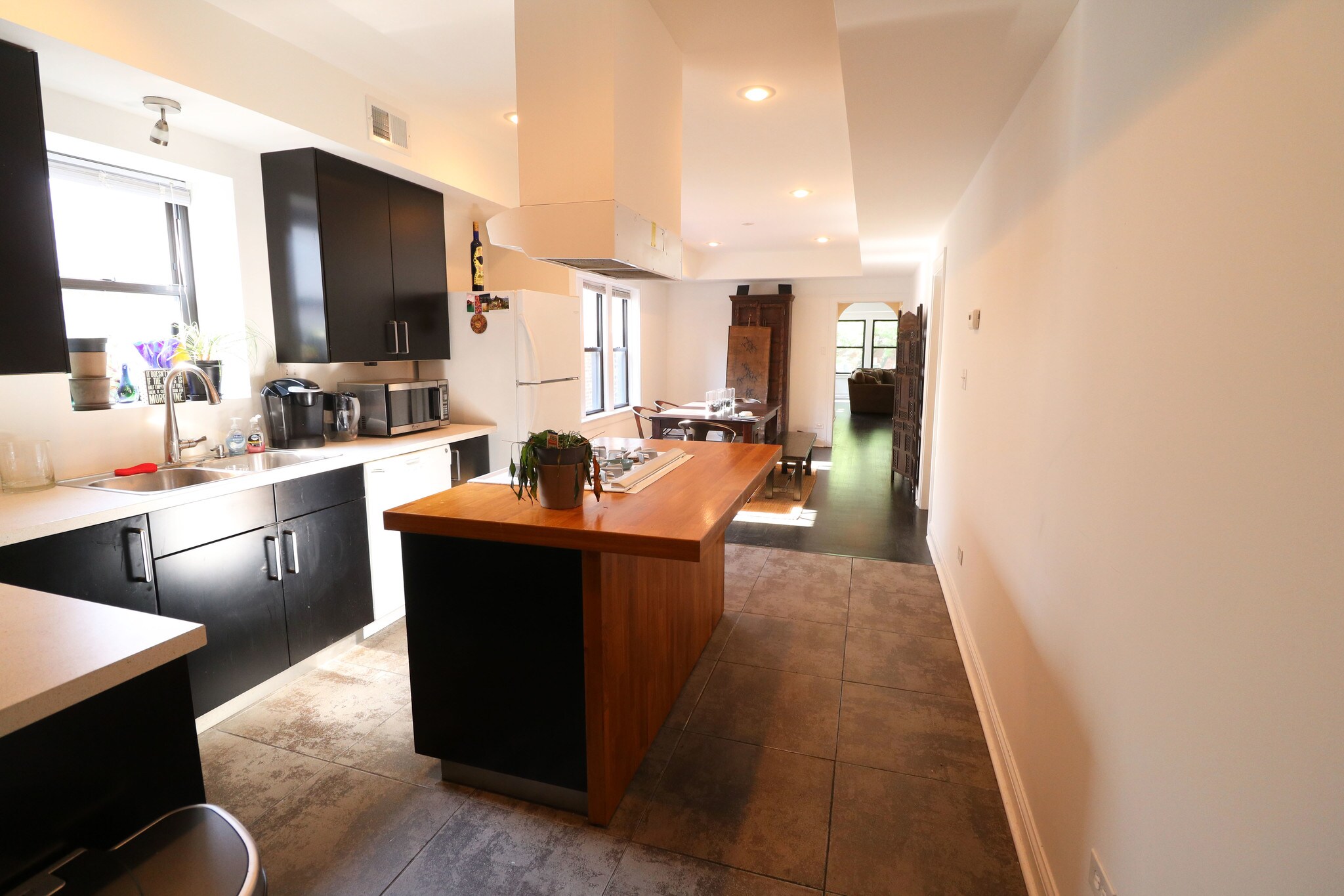 Building Photo - 2209 W Arthur Ave