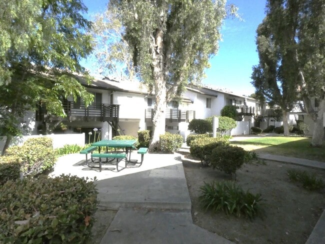 Building Photo - *Available NOW  in La Habra!*