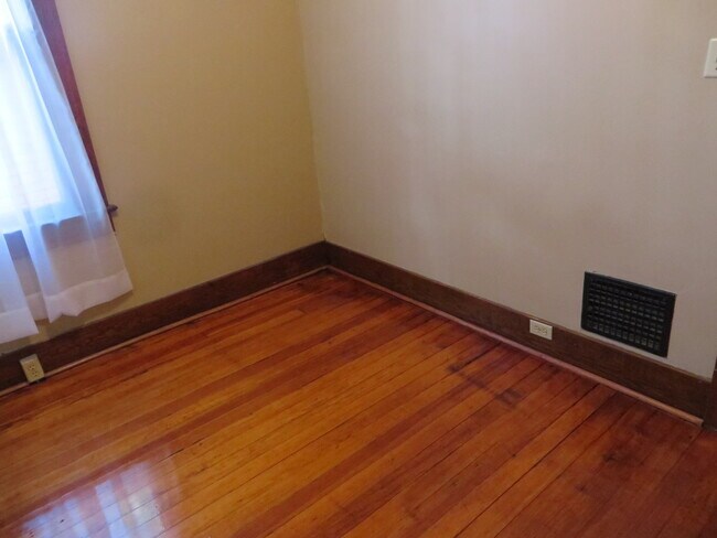 Building Photo - 1117 Nelson St