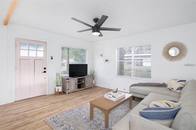 Building Photo - 1221 E Ida St