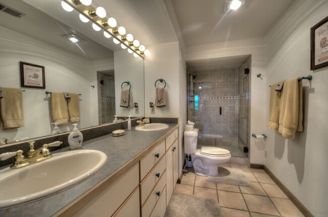 Building Photo - Ski Season Rental! Beautiful home near bus...