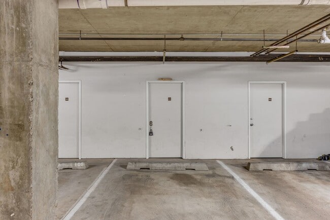 Building Photo - Top Floor Crestview Condo