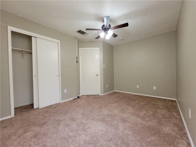 Building Photo - 1061 Canterbury Trail