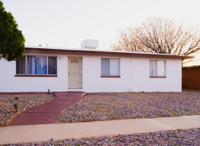 Building Photo - 6858 E David Dr