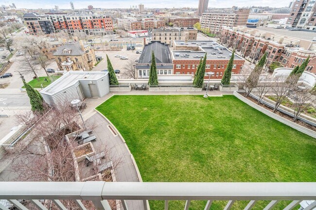 Building Photo - 929 Portland Ave