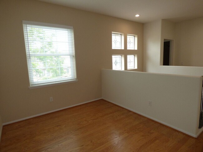 Building Photo - Spacious Townhouse located in Poinsettia Heights
