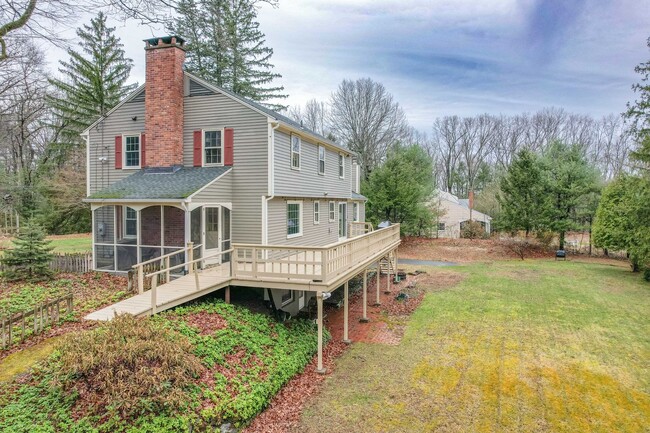 Building Photo - Bright and Beautiful 4 Bedroom Colonial