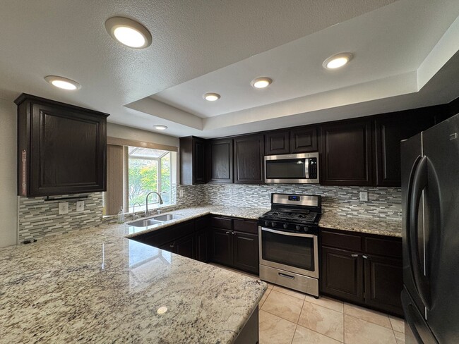 Building Photo - Beautiful 3bd 2.5 bath townhome
