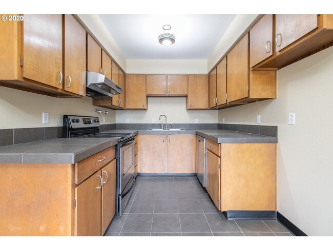 Building Photo - Great Condo in NE Portland - Irvington!