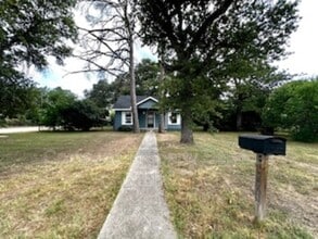 Building Photo - 300 N Oak Dr