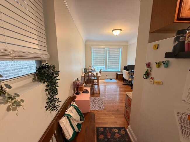 Building Photo - Nice 1 Bed w/Dining Room and Newer Kitchen and Bath at Roger's Glenwood District