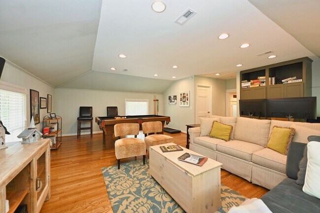 Building Photo - **RARE BRENTWOOD FIND, A MASTERCLASS IN ELEGANT SOUTHERN DESIGN**