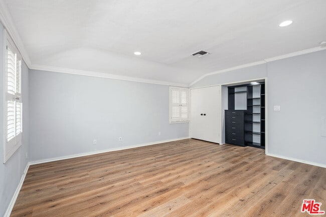 Building Photo - 234 S Roxbury Dr