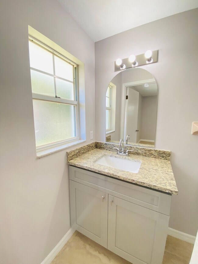 Building Photo - Beautiful 3 Bedroom House in Quiet Ormond ...