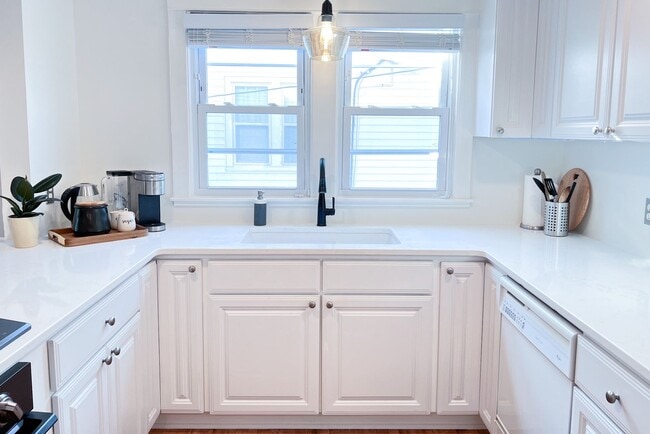 Building Photo - Furnished 3 Bedroom Walkable East Nashvill...