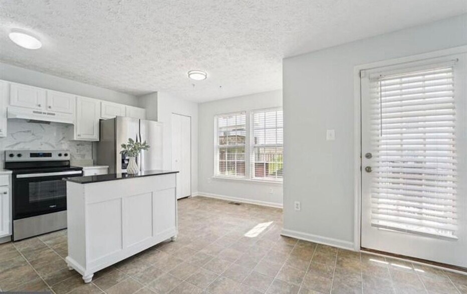 Building Photo - 11 Gemstone Ct