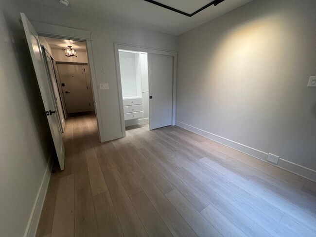 Building Photo - Newly Remodeled Condo on Capitol Hill - Close to UW