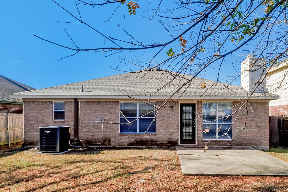 Building Photo - 6005 Castanada Dr