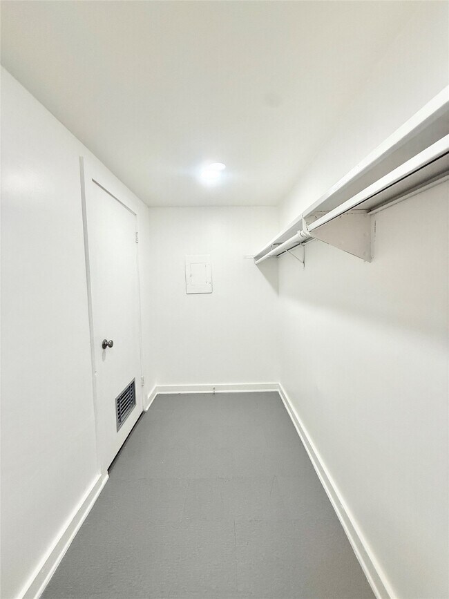 Building Photo - 4021 Mandell St