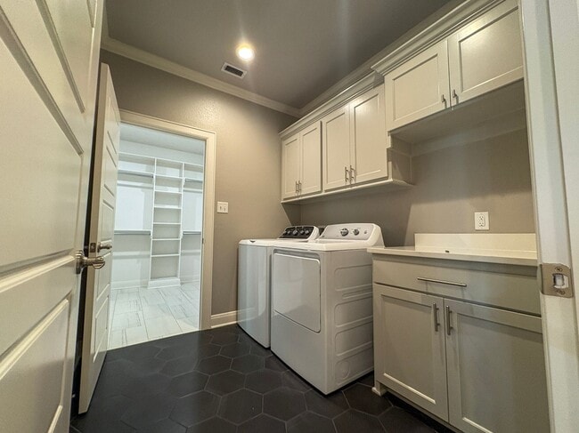 Building Photo - Available Now! Gorgeous 4 Bedroom 3 Bath i...