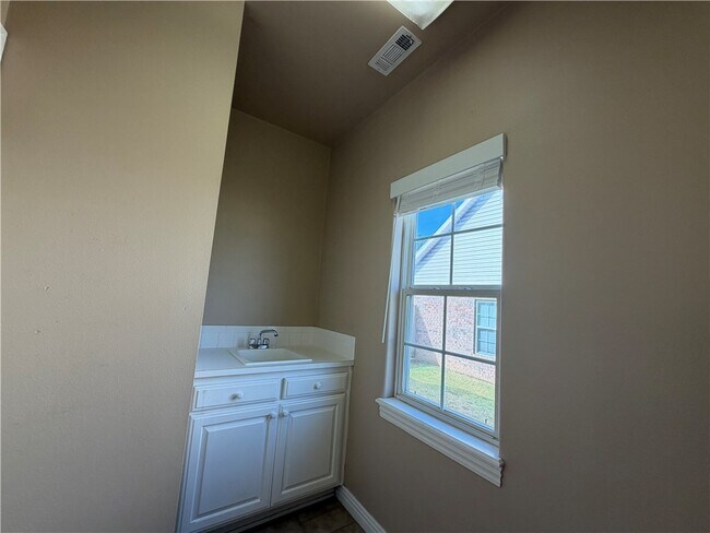 Building Photo - 4410 W Braymore Dr
