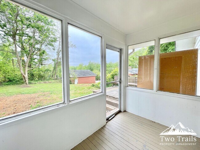 Building Photo - CHARMING 2/1.5 NEAR DOWNTOWN - WALKING DISTANCE TO PARDEE